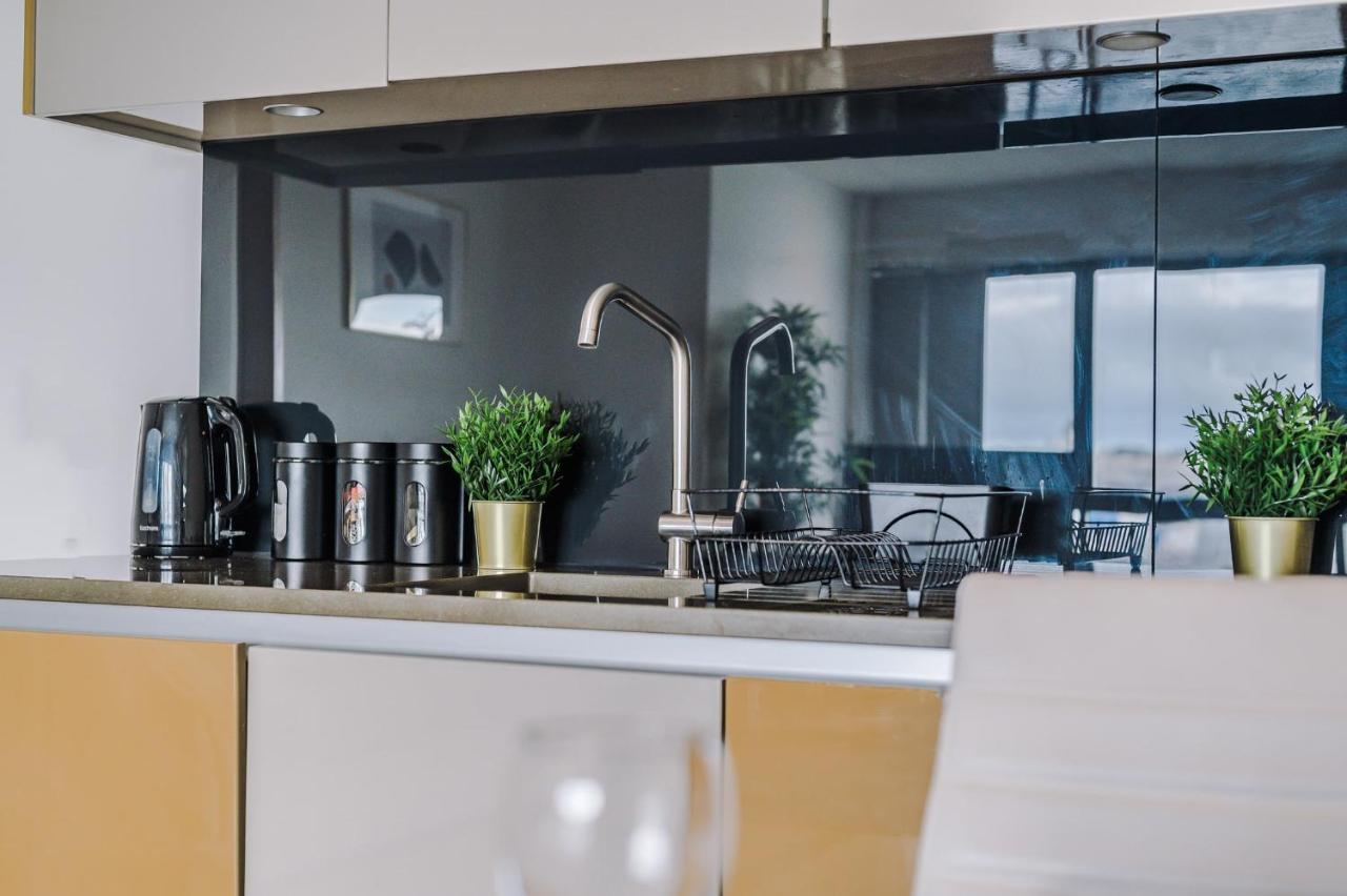 Host & Stay - Waterfront View Liverpool Bagian luar foto